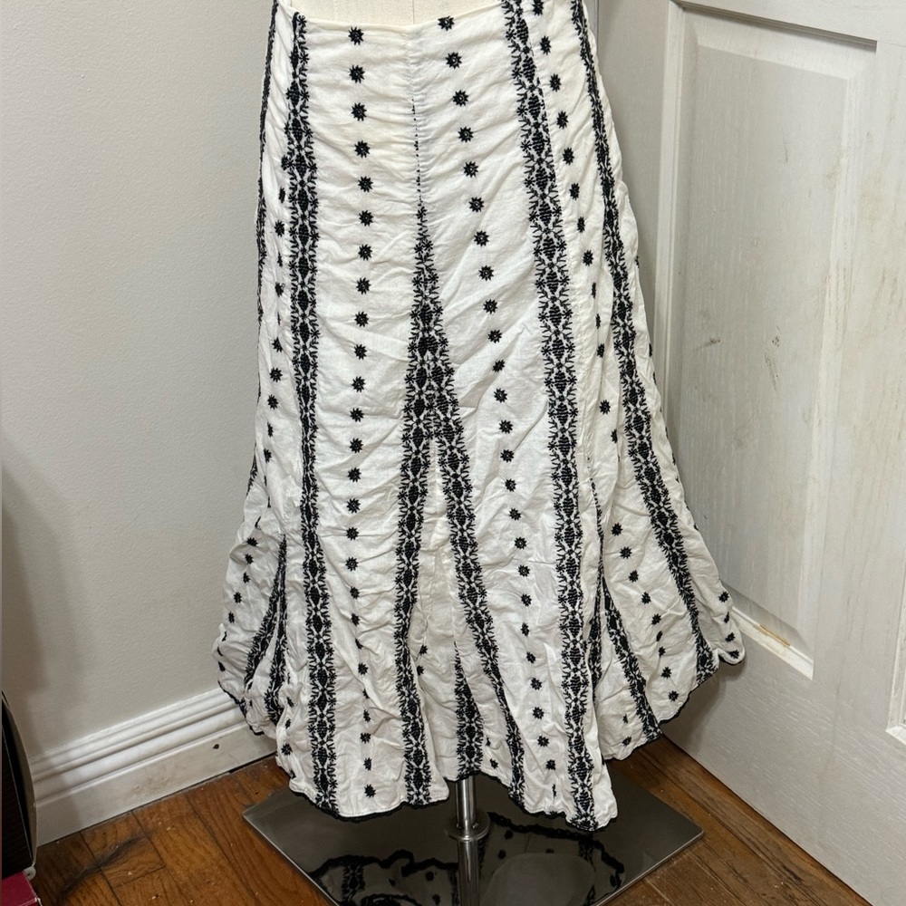 Touche skirt white and black mid calf length Flirty and Fun size 8
